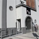 Nová pobočka městské knihovny v Praze 4 Michli má novou fasádu. Již v březnu otevřela knihovna Jezerka zbrusu nové prostory, které kromě knih a posezení pro čtenáře nabízejí také amfiteátr pro menší představení, oddělený prostor pro studenty a dětský koutek pro ty nejmenší. Fasáda tak byla poslední fází oprav.
Fasáda si i po rekonstrukci zachovala původní ráz bývalé banky, která měla velká kulatá okna i široké vstupní dveře. V průčelí domu také zůstala socha mladé dívky s kasičkou na mince, která symbolizuje spořivost. V rámci rekonstrukce proběhla i výměna oken v bytech domu.