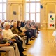 Předávání diplomů seniorům z projektu Zpátky do školy na Nuselské radnici