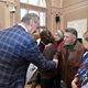 Praha 4 uspořádala v letošním roce celkem v šesti svých základních školách sedm PC kurzů určených pro seniory ze čtvrté městské části. Devadesátka úspěšných absolventů pak získala nárok na „Pamětní list za absolvování počítačových kurzů“, který si absolventi mohli v pondělí 16. prosince 2019 vyzvednout při malé oslavě na radnici v Nuslích. Slavnostního předání pamětních listů se ujal místostarosta Prahy 4 pro sociální, zdravotní a rodinnou politiku Josef Svoboda, kterému asistovala vedoucí odboru školství, prevence a rodinné politiky Úřadu MČ Praha 4 Jana Ságlová.