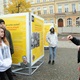 Na náměstí Generála Kutlvašra, vedle historické radnice v Nuslích, probíhá od 11. do 17. listopadu 2019 venkovní výstava s názvem: Cesta je volná!“. Je o uprchlících z komunistické Německé demokratické republiky (NDR, ale i DDR, východní Německo), kteří se i přes Prahu, hlavní město Československé socialistické republiky (ČSSR), snažili dostat do Spolkové republiky Německo (NSR, ale i SRN či BRD). Snímky jsou z vernisáže v úterý 12. listopadu 2019, které se zúčastnil i místostarosta Prahy 4 pro kulturu a majetek Michal Hroza (TOP 09).