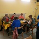 V Klubu Amfora (Pujmanové 874/9) v Podolí se 28. listopadu 2019 dopoledne uskutečnila tradičně oblíbená předvánoční dílna pro seniory s námětem: Tvoření vánoční dekorace.