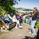 Pod záštitou Světové školy Člověka v tísni a s podporou MČ Praha 4 vytvořili žáci ZŠ Táborská posezení na jedinečné vyhlídce na Kavčích horách. Snímky jsou z 19. května 2023.