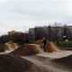 Radnice Prahy 4 zrekonstruovala sportoviště v sousedství ulice Na Chodovci. Právě tam byla už v roce 2008 vybudována přírodní pumptracková dráha se sousedícím skateparkem. Díky radničnímu projektu se nyní výrazně zlepšila kvalita areálu a rozšířily se počet, délka i obtížnost tratí. Původně jedna dráha se díky rekonstrukci rozšířila na tři dráhy různých stupňů obtížnosti – od začátečníků po pokročilé. Celková délka tratí je 160 metrů a výška skoků od půl do tří metrů. Zkušeným cyklotrialistům je rovněž k dispozici umělá šestimetrová rampa.