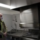 V mateřské škole Jitřní proběhla úspěšná kolaudace kompletně zrekonstruované kuchyně. Po návratu všech 120 dětí do škol tak budou kuchařům k dispozici nové lednice, vařiče a veškerá technika moderního gastroprovozu. Součástí generální rekonstrukce prostor je i nová vzduchotechnika, rozvody a odpady. Mateřská škola bude mít navíc nový zásobovací výtah, podlahy a kompletní obložení. Snímky jsou ze 4. března 2021.