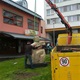 Sedící figura je už zpátky na Novodvorské