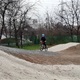 Radnice Prahy 4 zrekonstruovala sportoviště v sousedství ulice Na Chodovci. Právě tam byla už v roce 2008 vybudována přírodní pumptracková dráha se sousedícím skateparkem. Díky radničnímu projektu se nyní výrazně zlepšila kvalita areálu a rozšířily se počet, délka i obtížnost tratí. Původně jedna dráha se díky rekonstrukci rozšířila na tři dráhy různých stupňů obtížnosti – od začátečníků po pokročilé. Celková délka tratí je 160 metrů a výška skoků od půl do tří metrů. Zkušeným cyklotrialistům je rovněž k dispozici umělá šestimetrová rampa.