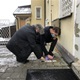 Den památky obětí nacistického režimu si již tradičně připomněli zástupci radnice čištěním pamětních kostek. Takzvané kameny zmizelých jsou zasazeny do chodníků v ulicích v Podolí a v Nuslích. Na území Prahy 4 je jich již víc než deset, další přibyly loni. „Mosaznými dlaždicemi si připomínáme poslední bydliště a osudy lidí, kteří se stali oběťmi nacistického teroru a byli odvlečeni do koncentračních táborů. Tuto iniciativu na Praze 4 podporujeme a loni jsme odhalili dva nové Stolpersteine, oba v Nuslích. V dalších letech plánujeme přidat další,“ řekl ve středu 27. ledna 2021 místostarosta Prahy 4 Michal Hroza (TOP 09).