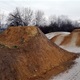 Radnice Prahy 4 zrekonstruovala sportoviště v sousedství ulice Na Chodovci. Právě tam byla už v roce 2008 vybudována přírodní pumptracková dráha se sousedícím skateparkem. Díky radničnímu projektu se nyní výrazně zlepšila kvalita areálu a rozšířily se počet, délka i obtížnost tratí. Původně jedna dráha se díky rekonstrukci rozšířila na tři dráhy různých stupňů obtížnosti – od začátečníků po pokročilé. Celková délka tratí je 160 metrů a výška skoků od půl do tří metrů. Zkušeným cyklotrialistům je rovněž k dispozici umělá šestimetrová rampa.