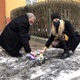 Den památky obětí nacistického režimu si již tradičně připomněli zástupci radnice čištěním pamětních kostek. Takzvané kameny zmizelých jsou zasazeny do chodníků v ulicích v Podolí a v Nuslích. Na území Prahy 4 je jich již víc než deset, další přibyly loni. „Mosaznými dlaždicemi si připomínáme poslední bydliště a osudy lidí, kteří se stali oběťmi nacistického teroru a byli odvlečeni do koncentračních táborů. Tuto iniciativu na Praze 4 podporujeme a loni jsme odhalili dva nové Stolpersteine, oba v Nuslích. V dalších letech plánujeme přidat další,“ řekl ve středu 27. ledna 2021 místostarosta Prahy 4 Michal Hroza (TOP 09).
