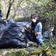 Okolí cyklostezky u branických hřišť dlouhodobě trpí nepořádkem, který zde vytvářejí lidé, jimž je zatěžko odložit pneumatiky a další odpad tam, kam patří, a pohazují ho místo toho v zeleni. Místní obyvatelé, ochotní středoškoláci a radní Tomáš Hrdinka se proto spojili, domluvili a vyrazili v úterý 27. dubna 2021 vylepšit naše společné okolí. Mnozí ze studentů se setkali poprvé po řadě měsíců, kdy se vídají jen přes monitory počítačů. Ty ale nyní vypnuli a přijeli do Braníka, kde vyfasovali rukavice, dezinfekci, velké plastové pytle a nevábné okolí cyklostezky v sousedství sportovišť a Jižní spojky uklidili. Práce bylo dost, ale studenti z michelské Školy mezinárodních a veřejných vztahů jsou na environmentální projekty zvyklí. 