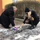 Den památky obětí nacistického režimu si již tradičně připomněli zástupci radnice čištěním pamětních kostek. Takzvané kameny zmizelých jsou zasazeny do chodníků v ulicích v Podolí a v Nuslích. Na území Prahy 4 je jich již víc než deset, další přibyly loni. „Mosaznými dlaždicemi si připomínáme poslední bydliště a osudy lidí, kteří se stali oběťmi nacistického teroru a byli odvlečeni do koncentračních táborů. Tuto iniciativu na Praze 4 podporujeme a loni jsme odhalili dva nové Stolpersteine, oba v Nuslích. V dalších letech plánujeme přidat další,“ řekl ve středu 27. ledna 2021 místostarosta Prahy 4 Michal Hroza (TOP 09).
