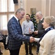 Praha 4 uspořádala v letošním roce celkem v šesti svých základních školách sedm PC kurzů určených pro seniory ze čtvrté městské části. Devadesátka úspěšných absolventů pak získala nárok na „Pamětní list za absolvování počítačových kurzů“, který si absolventi mohli v pondělí 16. prosince 2019 vyzvednout při malé oslavě na radnici v Nuslích. Slavnostního předání pamětních listů se ujal místostarosta Prahy 4 pro sociální, zdravotní a rodinnou politiku Josef Svoboda, kterému asistovala vedoucí odboru školství, prevence a rodinné politiky Úřadu MČ Praha 4 Jana Ságlová.