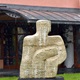 Sedící figura je už zpátky na Novodvorské