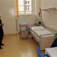 Zásluhou finanční podpory od městské části Praha 4 si Nemocnice Milosrdných sester sv. Karla Boromejského, sídlící pod Petřínem, mohla zakoupit důležitou germicidní lampu, která je vynikajícím pomocníkem v době covidové pandemie. Její intenzivní UV záření totiž usmrcuje bakterie a viry, a lampa tak je důležitým pomocníkem zajišťujícím v nemocnici dezinfekci příjmové ambulance i za provozu. Jen v průběhu loňského roku poskytla nemocnice péči 87 pacientům s onemocněním covid-19 z Prahy 4. Na instalaci daru a i prohlídku nemocnice se přišli podívat starostka Irena Michalcová (ANO 2011) a místostarosta Josef Svoboda.