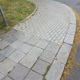Nárožní chodník na Nedvědově náměstí v Podolí bude mít nový povrch a sjednotí se tak podoba chodníků na obou stranách. Asfalt nahradí tradiční dlažba s mozaikou a vyrovnány budou nynější propady. Zahájení prací je naplánováno na druhý až třetí červencový týden. Oprava čeká rovněž chodník ve Fillově ulici v Krči, kde začnou silničáři pracovat v pondělí 7. července. Naopak dokončen je již nový povrch v Lopatecké a Voráčovské.