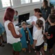 Děti při velmi emotivním setkání, kdy nechyběly ani slzy dojetí, zazpívaly a přinesly obrázky, které namalovaly jako poděkování. Mezi dárky nechyběl ani dort v národních barvách se vzkazem, malá ikona a krásná soška. Jazykovou bariéru pak bez problémů zlomila recitace a především hudba a zpěv. 