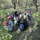 Okolí cyklostezky u branických hřišť dlouhodobě trpí nepořádkem, který zde vytvářejí lidé, jimž je zatěžko odložit pneumatiky a další odpad tam, kam patří, a pohazují ho místo toho v zeleni. Místní obyvatelé, ochotní středoškoláci a radní Tomáš Hrdinka se proto spojili, domluvili a vyrazili v úterý 27. dubna 2021 vylepšit naše společné okolí. Mnozí ze studentů se setkali poprvé po řadě měsíců, kdy se vídají jen přes monitory počítačů. Ty ale nyní vypnuli a přijeli do Braníka, kde vyfasovali rukavice, dezinfekci, velké plastové pytle a nevábné okolí cyklostezky v sousedství sportovišť a Jižní spojky uklidili. Práce bylo dost, ale studenti z michelské Školy mezinárodních a veřejných vztahů jsou na environmentální projekty zvyklí. 