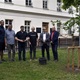 Herec Milan Kňažko, místostarosta pro majetek a kulturu Michal Hroza (TOP 09) a principál divadla Na Jezerce Jan Hrušínský vysadili v pondělí 13. června 2022 v parku Jezerka fíkovník.