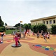 Na zahradě Mateřské školy Sdružení vyrostlo nové hřiště se speciálním povrchem a moderními herními prvky. Na slavnostní otevření areálu se v pondělí 23. května 2022 před polednem přišla podívat i starostka Irena Michalcová (ANO 2011).