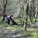 Okolí cyklostezky u branických hřišť dlouhodobě trpí nepořádkem, který zde vytvářejí lidé, jimž je zatěžko odložit pneumatiky a další odpad tam, kam patří, a pohazují ho místo toho v zeleni. Místní obyvatelé, ochotní středoškoláci a radní Tomáš Hrdinka se proto spojili, domluvili a vyrazili v úterý 27. dubna 2021 vylepšit naše společné okolí. Mnozí ze studentů se setkali poprvé po řadě měsíců, kdy se vídají jen přes monitory počítačů. Ty ale nyní vypnuli a přijeli do Braníka, kde vyfasovali rukavice, dezinfekci, velké plastové pytle a nevábné okolí cyklostezky v sousedství sportovišť a Jižní spojky uklidili. Práce bylo dost, ale studenti z michelské Školy mezinárodních a veřejných vztahů jsou na environmentální projekty zvyklí. 