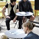 Po citlivé rekonstrukci altánu v parku Jezerka, která proběhla v režii městské části Praha 4, se toto krásné místo díky obětavým sousedům pomalu, ale jistě stává místním centrem nabízejícím čtenářský a odpočinkový kout nebo třeba potřebný klid pro práci na notebooku. Snímky jsou z akce spolku Probuďme Nusle, který zde ve čtvrtek 4. června 2020 odstartoval v 17 hodin veřejné čtení, spojené s koncertem, tvůrčí dílnou pro děti a sousedským stolem. Na akci se přišli podívat i zástupci radnice - radní pro investice Filip Vácha a místostarosta pro kulturu a majetek Michal Hroza /oba TOP 09).