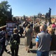 Aneb po dlouhé době komentovaná procházka po památkách Prahy. Společně jsme prošli Karlův most, rozebrali jednotlivou historii každé ze soch a dozvěděli jsme se mnoho nového. Praha je v současné době téměř bez zahraničních turistů, proto bychom jen těžko hledali vhodnější příležitost projít přes Karlův most. I počasí nám přálo a všichni účastníci odcházeli spokojeni. Vzhledem k enormnímu zájmu z vaší strany se MČ Praha 4 rozhodla tuto akci zopakovat. V měsíci říjnu se proto můžete těšit na druhou příležitost poznat Karlův most podrobněji. Foto ze dne 17. září 2020.
