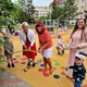 Na zahradě Mateřské školy Sdružení vyrostlo nové hřiště se speciálním povrchem a moderními herními prvky. Na slavnostní otevření areálu se v pondělí 23. května 2022 před polednem přišla podívat i starostka Irena Michalcová (ANO 2011).