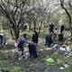 Okolí cyklostezky u branických hřišť dlouhodobě trpí nepořádkem, který zde vytvářejí lidé, jimž je zatěžko odložit pneumatiky a další odpad tam, kam patří, a pohazují ho místo toho v zeleni. Místní obyvatelé, ochotní středoškoláci a radní Tomáš Hrdinka se proto spojili, domluvili a vyrazili v úterý 27. dubna 2021 vylepšit naše společné okolí. Mnozí ze studentů se setkali poprvé po řadě měsíců, kdy se vídají jen přes monitory počítačů. Ty ale nyní vypnuli a přijeli do Braníka, kde vyfasovali rukavice, dezinfekci, velké plastové pytle a nevábné okolí cyklostezky v sousedství sportovišť a Jižní spojky uklidili. Práce bylo dost, ale studenti z michelské Školy mezinárodních a veřejných vztahů jsou na environmentální projekty zvyklí. 