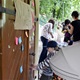 Po citlivé rekonstrukci altánu v parku Jezerka, která proběhla v režii městské části Praha 4, se toto krásné místo díky obětavým sousedům pomalu, ale jistě stává místním centrem nabízejícím čtenářský a odpočinkový kout nebo třeba potřebný klid pro práci na notebooku. Snímky jsou z akce spolku Probuďme Nusle, který zde ve čtvrtek 4. června 2020 odstartoval v 17 hodin veřejné čtení, spojené s koncertem, tvůrčí dílnou pro děti a sousedským stolem. Na akci se přišli podívat i zástupci radnice - radní pro investice Filip Vácha a místostarosta pro kulturu a majetek Michal Hroza /oba TOP 09).