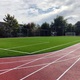 Nové hřiště na kopanou a atletický ovál vyrostlo v ZŠ U Krčského lesa. Jde o druhou etapu výstavby, v první fázi byla dokončena stavba basketbalového venkovního hřiště.