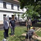 Herec Milan Kňažko, místostarosta pro majetek a kulturu Michal Hroza (TOP 09) a principál divadla Na Jezerce Jan Hrušínský vysadili v pondělí 13. června 2022 v parku Jezerka fíkovník.