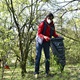 Okolí cyklostezky u branických hřišť dlouhodobě trpí nepořádkem, který zde vytvářejí lidé, jimž je zatěžko odložit pneumatiky a další odpad tam, kam patří, a pohazují ho místo toho v zeleni. Místní obyvatelé, ochotní středoškoláci a radní Tomáš Hrdinka se proto spojili, domluvili a vyrazili v úterý 27. dubna 2021 vylepšit naše společné okolí. Mnozí ze studentů se setkali poprvé po řadě měsíců, kdy se vídají jen přes monitory počítačů. Ty ale nyní vypnuli a přijeli do Braníka, kde vyfasovali rukavice, dezinfekci, velké plastové pytle a nevábné okolí cyklostezky v sousedství sportovišť a Jižní spojky uklidili. Práce bylo dost, ale studenti z michelské Školy mezinárodních a veřejných vztahů jsou na environmentální projekty zvyklí. 