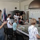 Děti při velmi emotivním setkání, kdy nechyběly ani slzy dojetí, zazpívaly a přinesly obrázky, které namalovaly jako poděkování. Mezi dárky nechyběl ani dort v národních barvách se vzkazem, malá ikona a krásná soška. Jazykovou bariéru pak bez problémů zlomila recitace a především hudba a zpěv. 