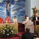 Udílení svátosti biřmování kardinálem Dominikem Dukou v kostele sv. Václava v Nuslích