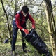 Okolí cyklostezky u branických hřišť dlouhodobě trpí nepořádkem, který zde vytvářejí lidé, jimž je zatěžko odložit pneumatiky a další odpad tam, kam patří, a pohazují ho místo toho v zeleni. Místní obyvatelé, ochotní středoškoláci a radní Tomáš Hrdinka se proto spojili, domluvili a vyrazili v úterý 27. dubna 2021 vylepšit naše společné okolí. Mnozí ze studentů se setkali poprvé po řadě měsíců, kdy se vídají jen přes monitory počítačů. Ty ale nyní vypnuli a přijeli do Braníka, kde vyfasovali rukavice, dezinfekci, velké plastové pytle a nevábné okolí cyklostezky v sousedství sportovišť a Jižní spojky uklidili. Práce bylo dost, ale studenti z michelské Školy mezinárodních a veřejných vztahů jsou na environmentální projekty zvyklí. 
