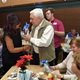 V prostorách Kulturního centra Novodvorská se ve čtvrtek 5. prosince 2019 odpoledne uskutečnilo oblíbené předvánoční posezení seniorů s hudbou k tanci i poslechu a nechyběla ani tombola. Akce se uskutečnila jako osmý díl seriálu „Neseďte doma, přijďte za námi“ s mottem Rolničky, rolničky, co to zvoní v nich… Naše seniory přišla pozdravit i starostka MČ Praha 4 Irena Michalcová (ANO 2011).