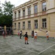 Historická budova populární podolské základní školy k sobě získala nové školní hřiště. To vzniklo v rámci projektu sanace a odizolování suterénních prostor, které byly dlouhodobě sužovány průsakem podzemní vody. Slavnostního stříhání pásky ve čtvrtek 27. května 2021 dopoledne zúčastnila starostka Prahy 4 Irena Michalcová (ANO 2011), radní pro investice Filip Vácha (TOP 09), ředitel školy Vít Šolle a také zástupci stavební firmy i rodičů. Start provozu si nenechali ujít také šesťáci, kteří hřiště hned vyzkoušeli.