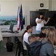Děti při velmi emotivním setkání, kdy nechyběly ani slzy dojetí, zazpívaly a přinesly obrázky, které namalovaly jako poděkování. Mezi dárky nechyběl ani dort v národních barvách se vzkazem, malá ikona a krásná soška. Jazykovou bariéru pak bez problémů zlomila recitace a především hudba a zpěv. 