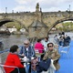 S měsícem dubnem se senioři městské části Praha 4 rozloučili stylově – jarní plavbou po Vltavě. Spolu se starostkou MČ Praha 4 Irenou Michalcovou (ANO 2011) vypluli ve čtvrtek 28. 4. 2022 na dvouhodinovou jízdu metropolí nad Vltavou na výletní lodí Európé za doprovodu živé hudby v podání Václava Bízka. Počasí se, stejně jako na podzimní plavbě pro seniory, opět vydařilo a nic tak nebránilo užít si nevšední zážitek, navíc s kávou a zákuskem v ruce. 
