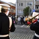 U Hradní stráže pracují talentovaní i ochotní muzikanti, kteří svými výkony rádi rozdávají radost. Dokázali to i seniorům z Prahy 4, konkrétně těm z domu s pečovatelskou službou v Branické ulici, které potěšili v úterý 8. prosince 2020 dopoledne coby dobrovolní vyslanci projektu Ježíškova vnoučata.