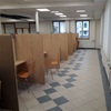 Přepážky ve výdejně parkovacích oprávnění.