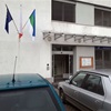 Hlavní vchod do výdejny parkovacích oprávnění - pohled od malého parkoviště.