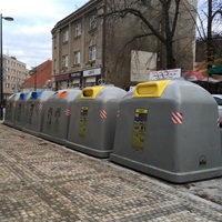 Před Dominikánským dvorem v Braníku už stojí nové a hezčí kontejnery na tříděný odpad, včetně kontejneru na kovové obaly, které přispívají k pozitivnímu vyznění celkové revitalizace Branické ulice. Před Dominikánským dvorem v Braníku už stojí nové a hezčí kontejnery na tříděný odpad, včetně kontejneru na kovové obaly, které přispívají k pozitivnímu vyznění celkové revitalizace Branické ulice.