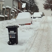 Popelnice svoz nádoba na směsný odpad zima sníh
