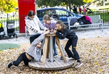 Zrekonstruované hřiště na náměstí Generála Kutlvašra přivítalo nadšené děti.