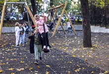 Zrekonstruované hřiště na náměstí Generála Kutlvašra přivítalo nadšené děti.