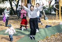 Zrekonstruované hřiště na náměstí Generála Kutlvašra přivítalo nadšené děti.