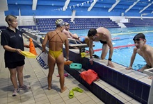 V bazénu v Podolí proběhl druhý ročník akce „Přeplaveme Prahu 4“