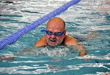 V bazénu v Podolí proběhl druhý ročník akce „Přeplaveme Prahu 4“