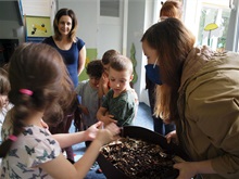 Základní škola Jílovská a mateřské školy K Podjezdu, Na Bučance a 4 pastelky úspěšně učí své děti správně kompostovat, a dostaly proto od radnice Prahy 4 jako ocenění za tuto činnost vermikompostéry Florium. Ty jim slavnostně předal radní pro životní prostředí a místní Agendu 21 Tomáš Hrdinka (ANO 2011). Bioodpad pro kompostéry mohou tvořit zbytky od ovoce a zeleniny, čajové lístky anebo třeba kávová sedlina. 